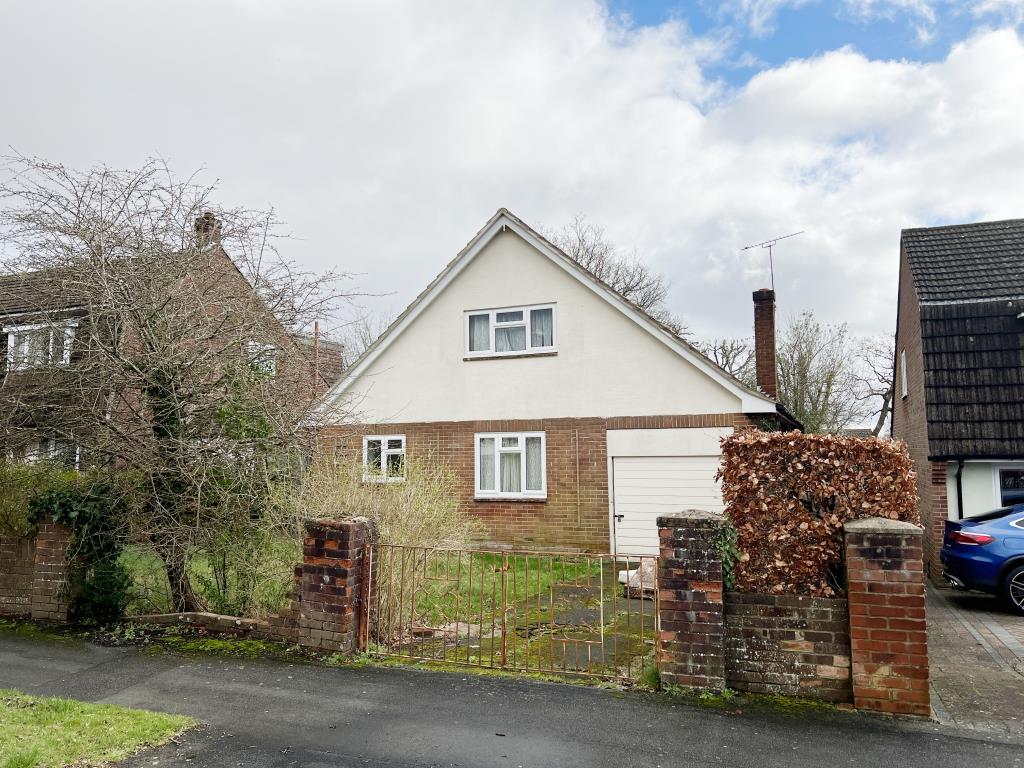 Lot: 139 - DETACHED THREE-BEDROOM CHALET BUNGALOW IN NEED OF IMPROVEMENT - Front elevation with enclosed garden and driveway